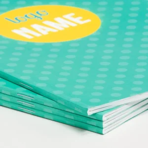 Brochure agrafée à dos droit