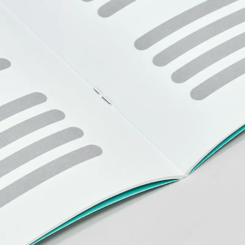 Brochure agrafée à dos droit – Image 5