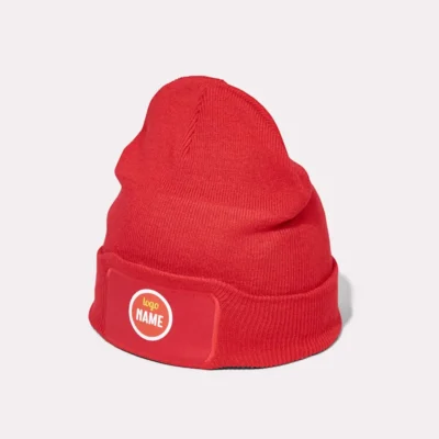 Bonnet tricoté avec écusson