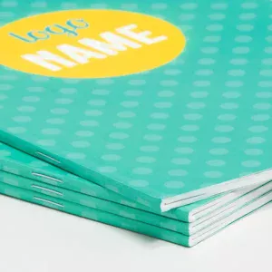 Brochure agrafée à dos droit