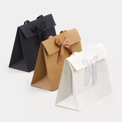 Sac cadeaux en papier avec ruban